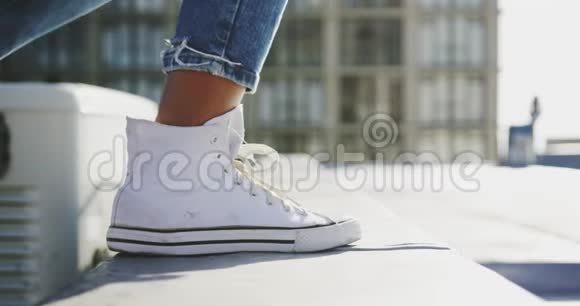 时髦的年轻女子在城市屋顶行走的腿视频的预览图