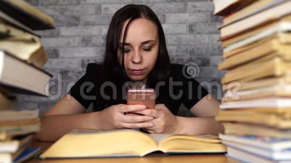 一个女人在图书馆或讲座中用手机拨信息视频的预览图