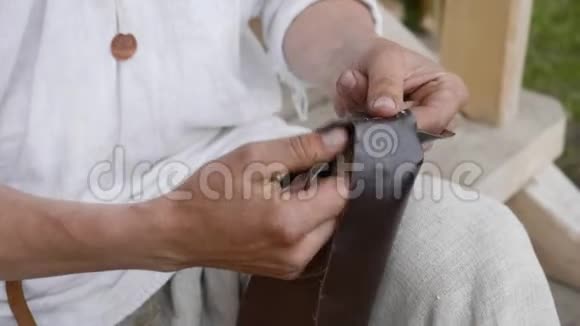 贴身男手缝针皮衣工匠缝制皮衣工艺制造皮革视频的预览图