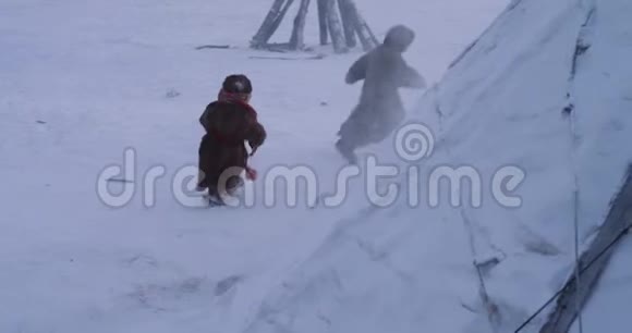 捕捉到一群在北极中部玩耍的小孩子在蒙古包营旁度过美好的童年视频的预览图
