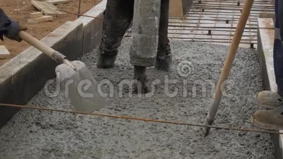 在混凝土模板上用水泥搅拌机浇筑混凝土完成了板平和混凝土浇筑视频的预览图