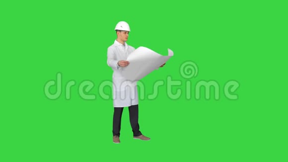 英俊的工程师建筑师建筑工人商人戴着白色头盔手里拿着一个项目看着视频的预览图