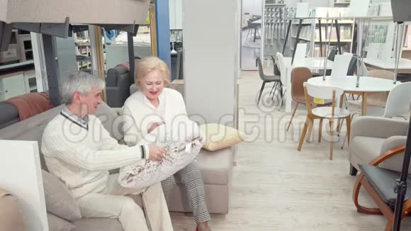 快乐的老两口在百货公司买家具和垫子视频的预览图