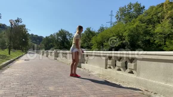年轻迷人的苗条女人在公园里伸展健康生活方式视频的预览图
