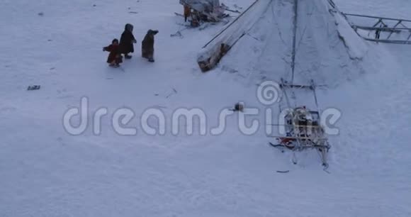 美丽的童年捕捉西伯利亚儿童快乐地在蒙古包营外玩耍穿着来自视频的预览图