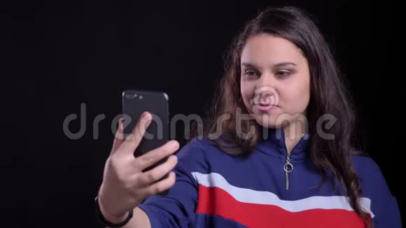 成年白种人女性通过视频电话与背景进行对话的特写照片视频的预览图