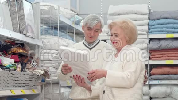 可爱的老夫妇在家具店买床单视频的预览图
