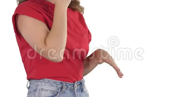 穿红色t恤的女人在白色背景上打电话时做手势视频的预览图
