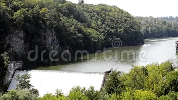 有水溢出的水坝汹涌的海水视频的预览图