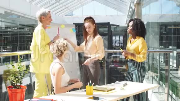 勤劳的多样化的时尚的女企业家专注于工作视频的预览图