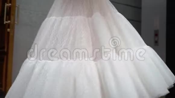 年轻的新娘穿着婚纱在一个城市盘旋白色豪华礼服视频的预览图