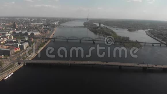 高加瓦河桥梁游船和城市建筑的空中天际线全景视频的预览图