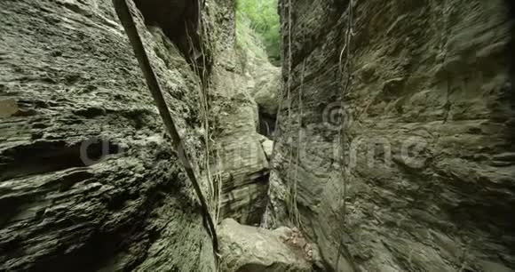 瀑布岩石山小瀑布的特写镜头摄像机从山上和瀑布上升起视频的预览图