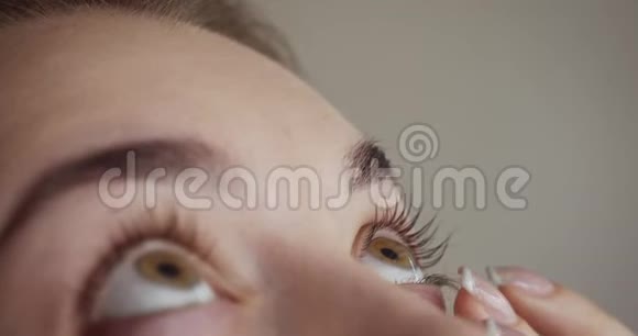 年轻女子用滴管滴眼视频的预览图