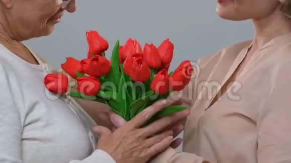 成年女儿送花给老妈妈尊重老一辈视频的预览图
