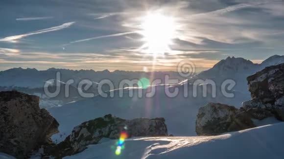 冬季日落瑞士山脉快速延时4k视频的预览图