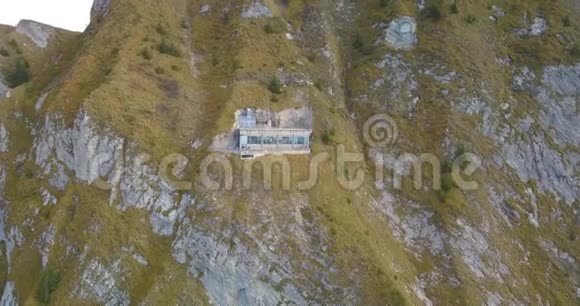 4k无人驾驶飞机在瑞士阿尔卑斯山的悬崖上建造视频的预览图