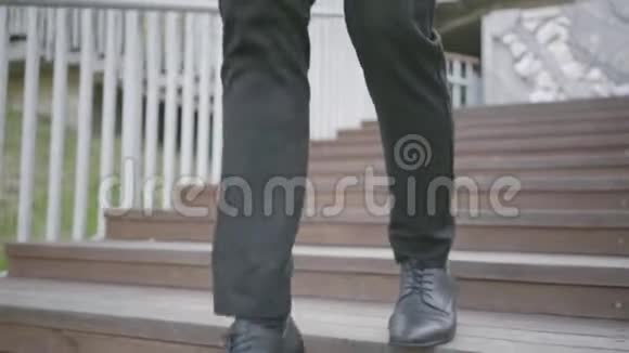 一个穿着昂贵西装和鞋子的时髦穿着的商人的腿办公室生活方式商业视频的预览图