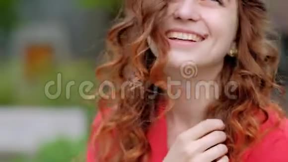 快乐的女人笑自信的美丽卷曲视频的预览图