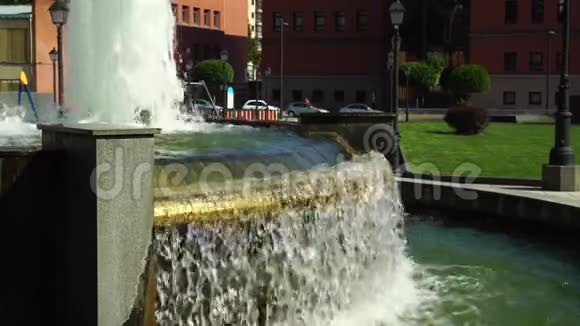 一股水流在喷泉中的金色屏障上倾泻而下视频的预览图