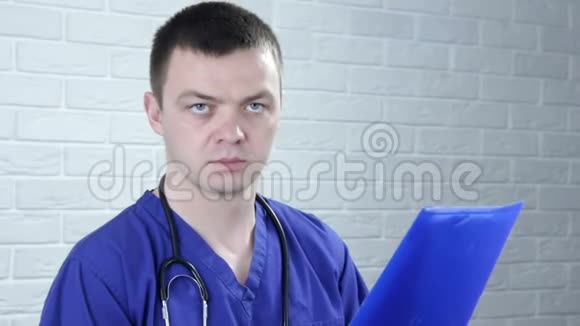 医生仔细地听着他的病人在柜子里视频的预览图