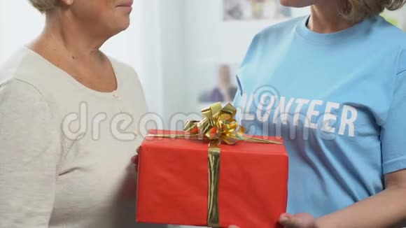 为退休人员提供生日礼物的志愿者慈善理念财政支持视频的预览图