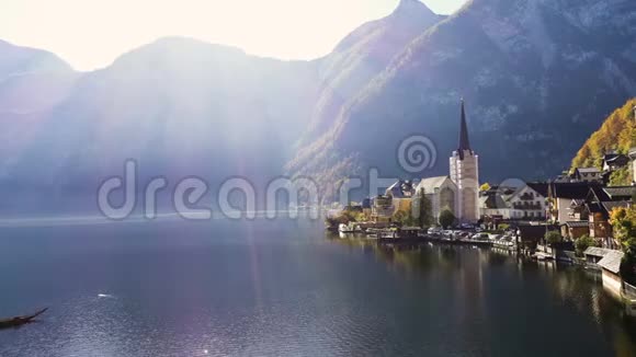 美丽的奥地利山区霍尔斯塔特村视频的预览图