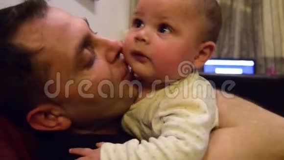六个月大的小男孩和他的父亲一起度过了一些美好的时光父子相拥视频的预览图