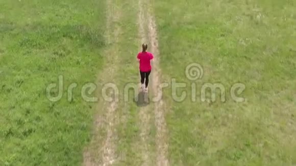 运动少年在草地上奔跑空中镜头视频的预览图