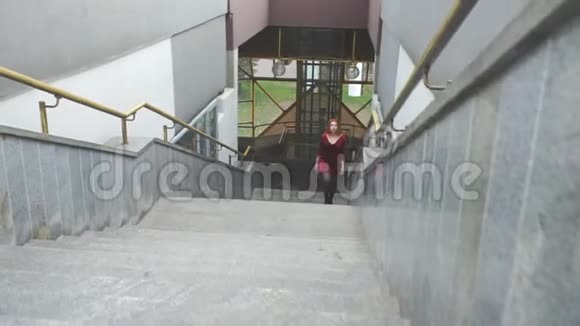 小女孩爬楼梯视频的预览图