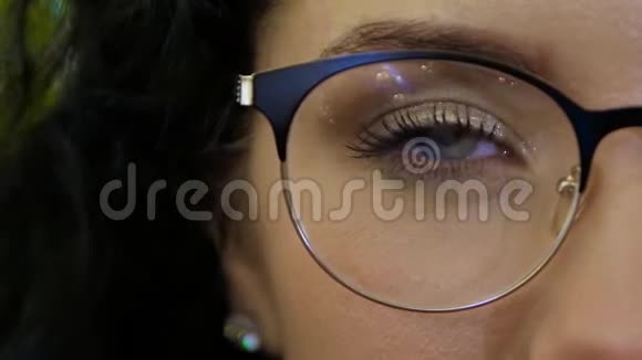 一个女人激活眼镜边缘的全息投影仪视频的预览图