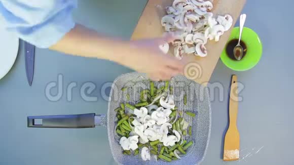 这位女士在锅里加入了切好的香瓜和洋葱时间跨度视频的预览图