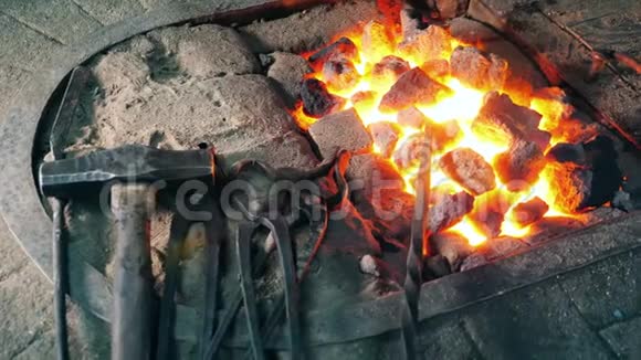 锻造工具躺在火附近视频的预览图