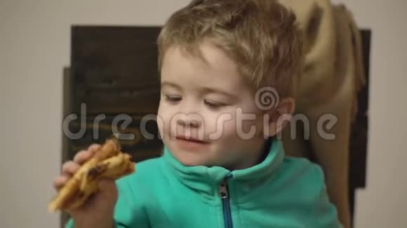 一个吃美味披萨的男孩健康食品的概念小男孩在吃披萨披萨派对视频的预览图