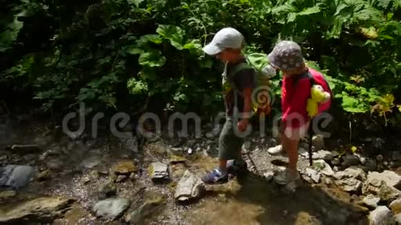 弟弟妹妹正沿着一条森林小径散步主动健康儿童的观念视频的预览图