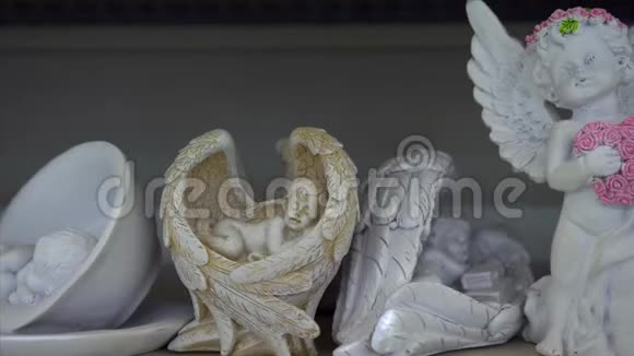 为情人节装饰翅膀的白色杯子雕像视频的预览图