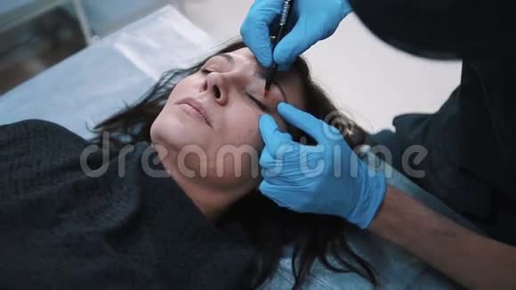 整容手术前整形外科医生检查中年妇女面部视频的预览图