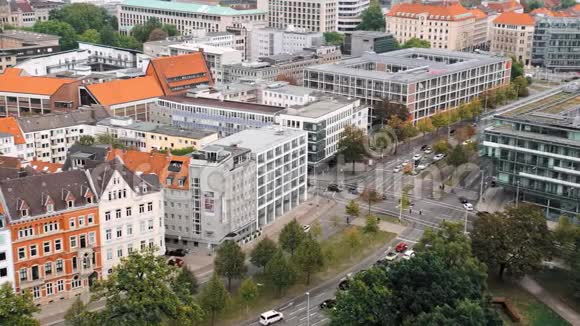 德国汉诺威的鸟瞰现代与古代建筑的结合背景上的现代房子视频的预览图