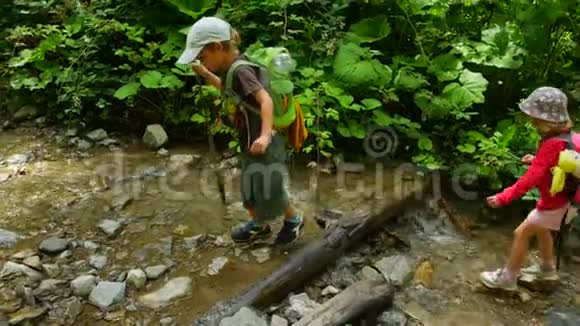 弟弟妹妹正沿着一条森林小径散步主动健康儿童的观念视频的预览图