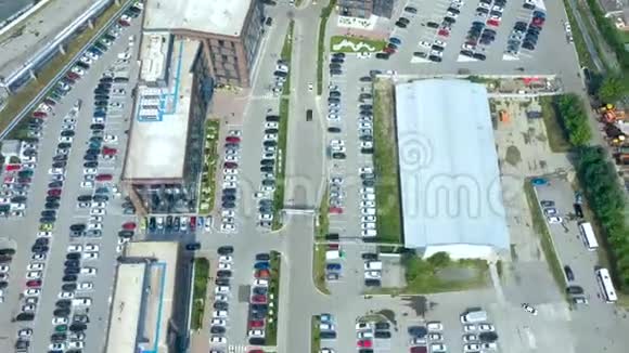 大面积办公楼和停车场的高空超移很多车和人商业季度视频的预览图