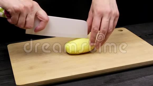 女厨师手切土豆片用来煎或炖在自制食谱上烹饪的部分过程视频的预览图