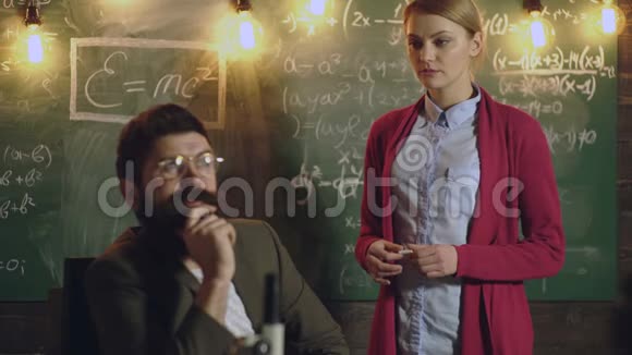 梦想中的老师和女学生旁边的篮板上写的公式教授参加数学考试教授视频的预览图