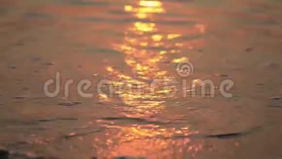 夏日的阳光反射在海边的小水中视频的预览图