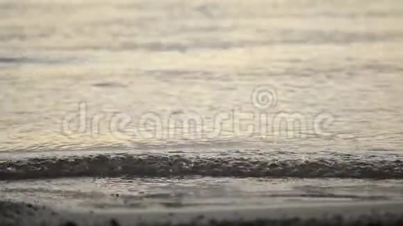 夏日海岸小浪溅视频的预览图