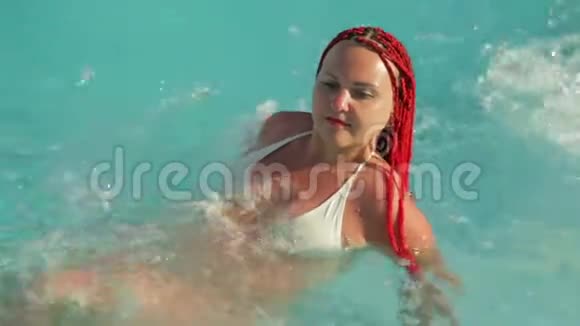非洲小辫子的女人在一个水疗池里视频的预览图