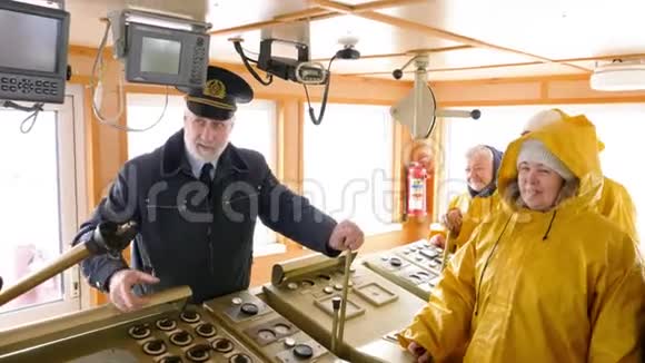 舵手里的挪威船的船长正在和他的团队交谈并给他们介绍情况视频的预览图