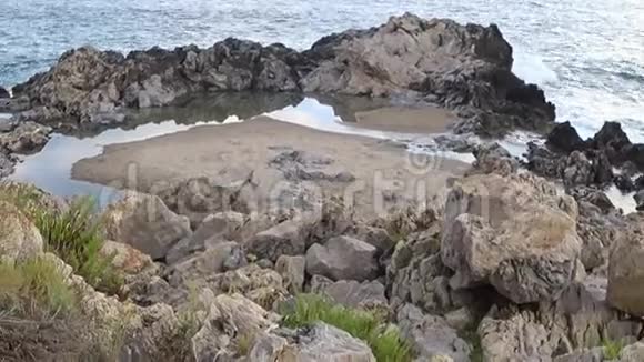 岩石海岸的景色视频的预览图