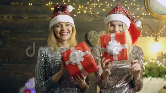 女孩们手里拿着新年礼物新年礼物女孩在圣诞节准备新年礼物视频的预览图