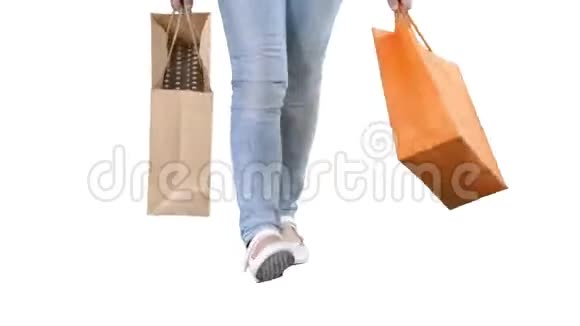 带着购物袋走在白色背景上的小女孩视频的预览图