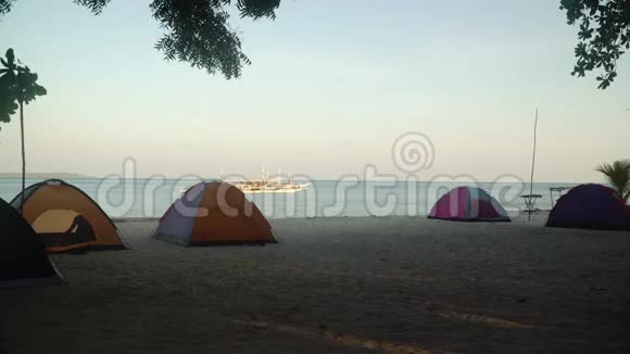 热带海滩露营的帐篷视频的预览图